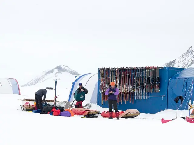 Unusual scene on a mountain road: a clothes hanger found on the sidewalk