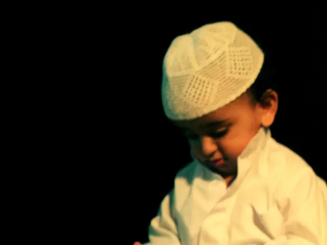 Elderly woman witnesses shocking act as teenager disrobes openly in Offenbach-Bieber